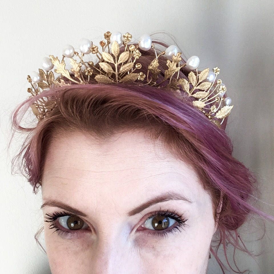 The AGATHA Leaf & Pearl Crown