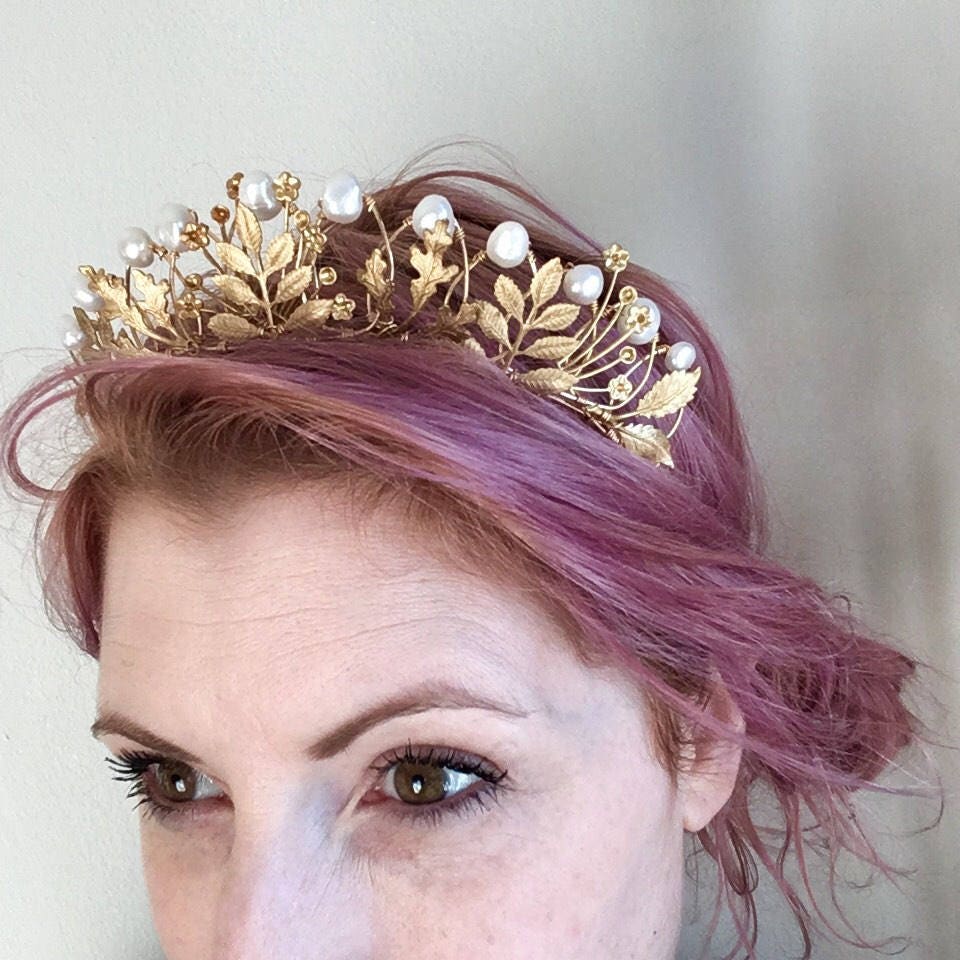 The AGATHA Leaf & Pearl Crown